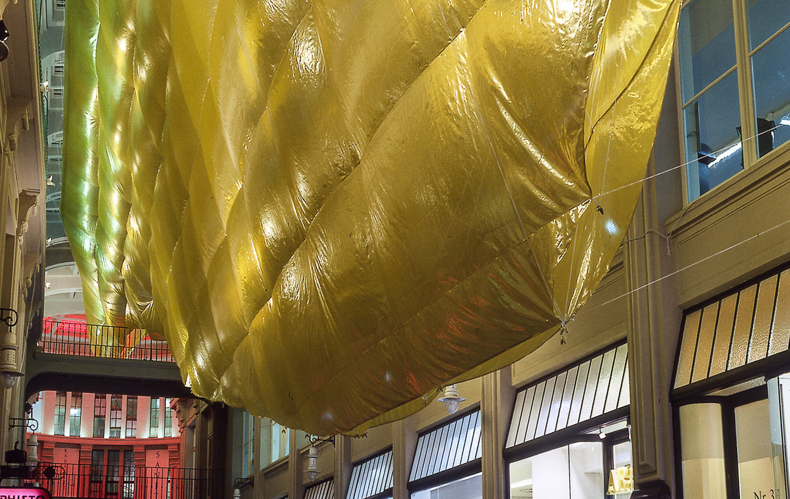 Ulrich Reimkasten, Goldener Schnitt, 1998, Organza-Gold, Schnüre, Gewichte Mädler-Passage, Leipzig, 6000 x 1200 x 800 cm