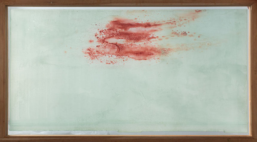 Ulrich Reimkasten, Das schmutzige Laken, 2004, Malerei auf plastisch verformten Glas, 119 x 217 cm, Repro: Joachim Blobel