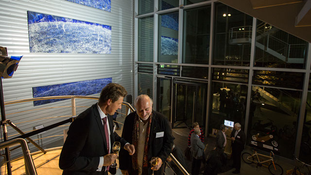 Ulrich Reimkasten, Eröffnung der Bildinstallation Blaue Sonnen im Fraunhofer-Institut CSP Halle, Ralf B. Wehrspohn