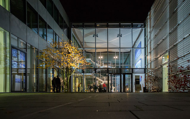 Ulrich Reimkasten, Eröffnung der Bildinstallation Blaue Sonnen im Fraunhofer-Institut CSP Halle